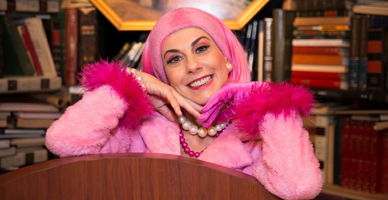 Angela Dippe revive a personagem Penélope em exposição