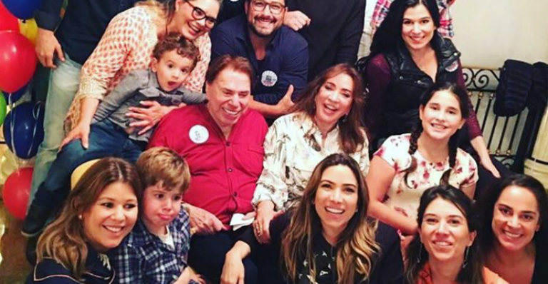 Silvio Santos surge em rara foto com filhas e netos