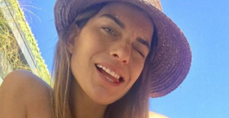 Grávida de 3 meses, Joana Balaguer posa de maiô e exibe barriguinha zero