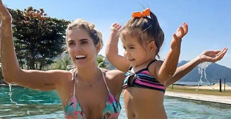 De biquíni, Deborah Secco se diverte com Maria Flor na piscina e se derrete: “Você dá um novo significado a tudo na minha vida “