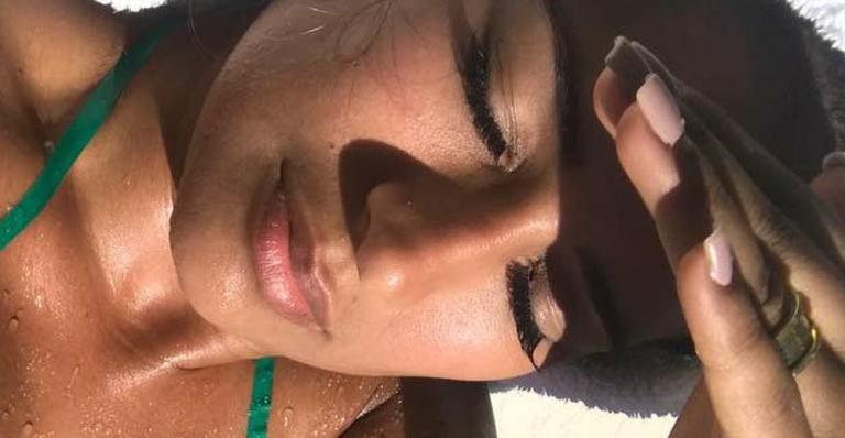 Simone posa só de biquíni e surpreende fãs ao aparecer bem mais sequinha