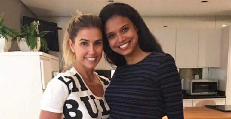 Deborah Secco curte a barriguinha de grávida de Aline Dias