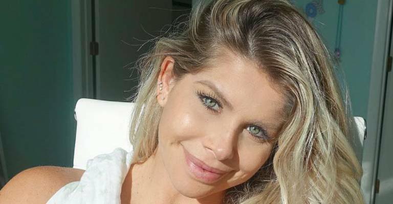 Karina Bacchi posa com Enrico na cama: “Com doçura”