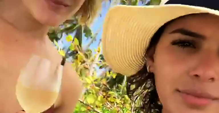 Recém-solteiras, Bruna Marquezine e Fiorella Mattheis exibem seus corpaços de biquíni
