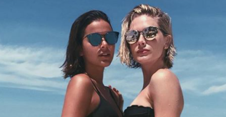 Bruna Marquezine e Fiorella Mattheis surgem provocantes de biquíni no mar
