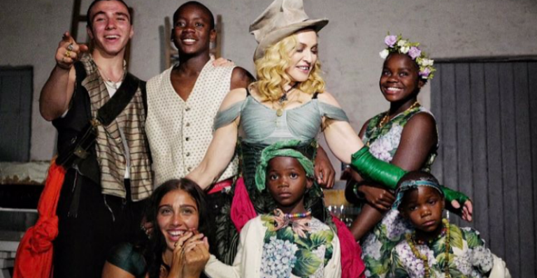 Madonna mostra raríssima foto com os seis filhos