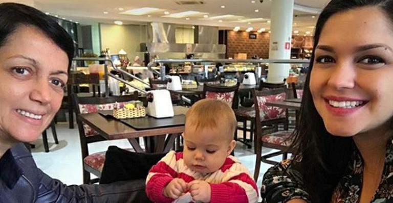 Thais Fersoza toma café com a mãe e a filha de 1 ano: “Dia de ir na padaria com a vovó”