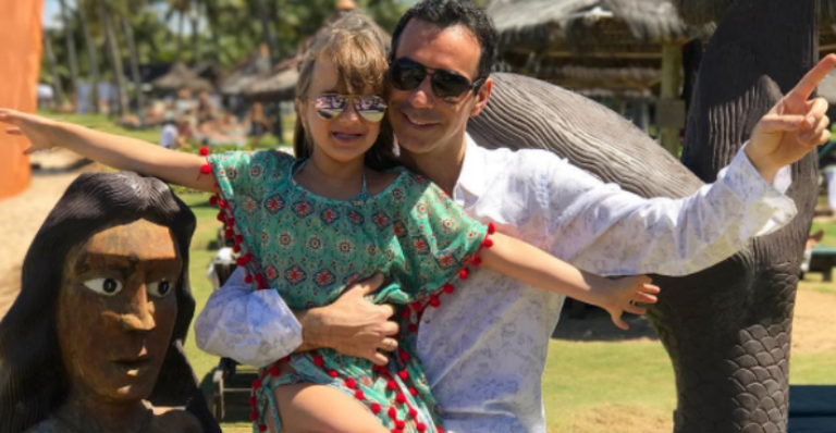 César Tralli brinca em foto com Rafa Justus na Bahia: “Sereia mirim”