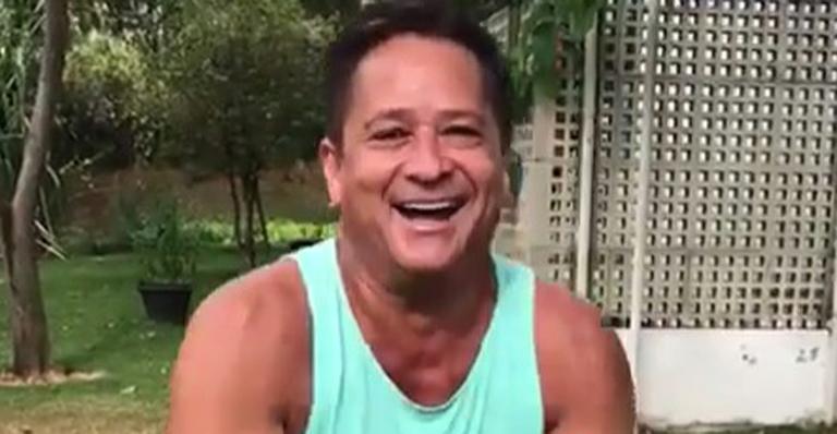Leonardo malha levantando cacho de bananas na mão e brinca: “Academia de pobre”
