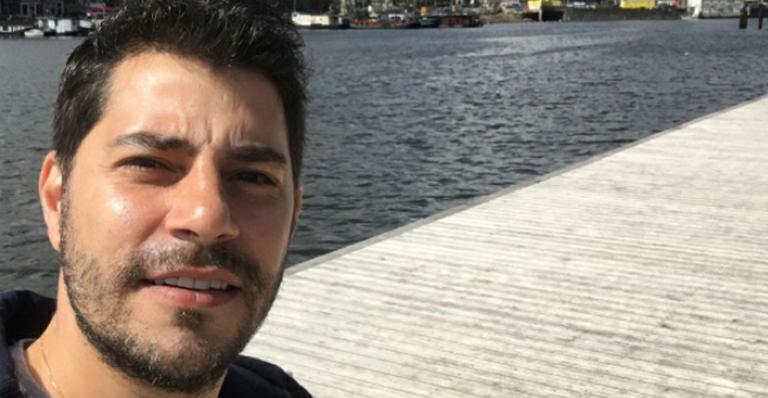 Evaristo Costa posa na Holanda e brinca sobre trânsito