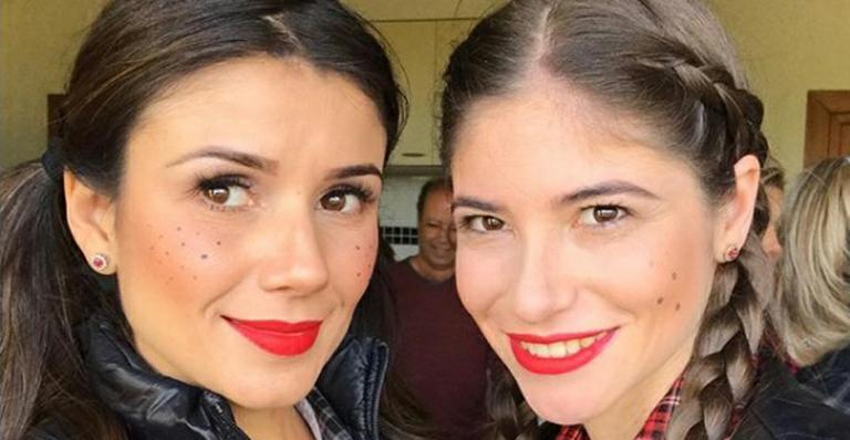 Paula Fernandes se diverte na cama com a prima Cintia durante ‘festa do pijama’