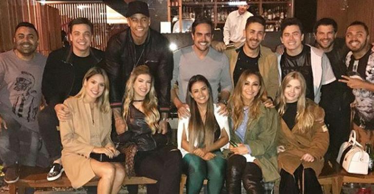 Sabrina Sato reúne Wesley Safadão, Simone, Whinderson Nunes e outros artistas em foto e fãs brincam: “Muitos milhões em 1 foto”