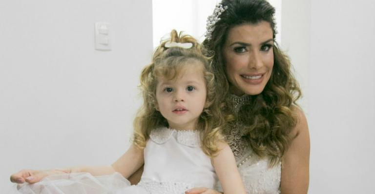 Carol Castelo Branco e a filha, Sophia, participam de desfile de noivas