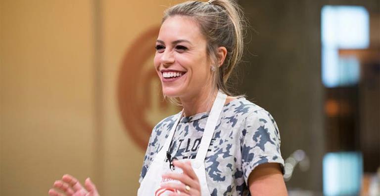 Deborah Werneck prepara três farofas no ‘MasterChef’ e vira meme