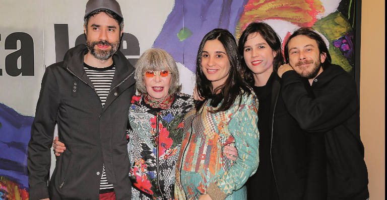 Rita Lee lança livro com a presença do clã