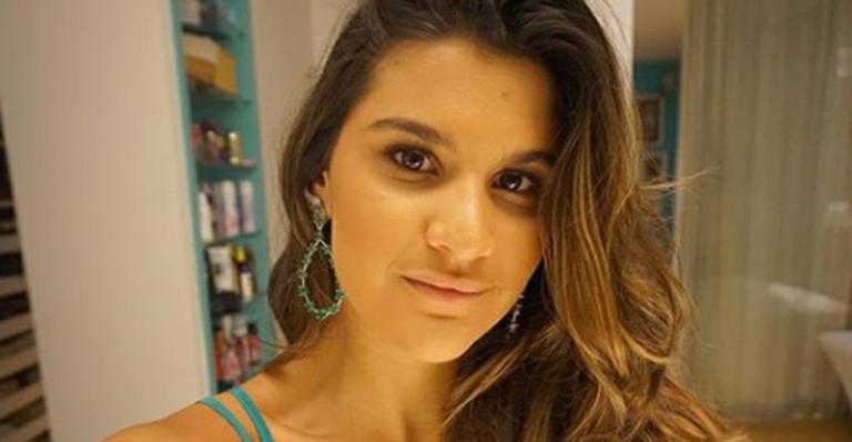 Giulia Costa esbanja boa forma com maiô estiloso na Turquia