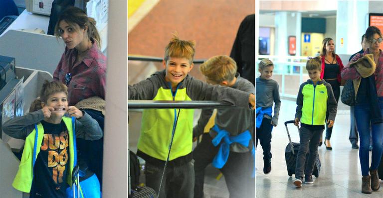 Fofura! Fernanda Lima embarca com os filhos no Rio