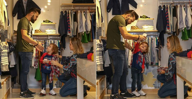 Cantor Marcos curte dia de compras em família