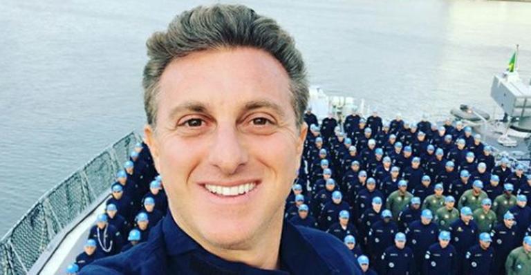 Luciano Huck surge no meio de índios nus e pede proteção à Amazônia