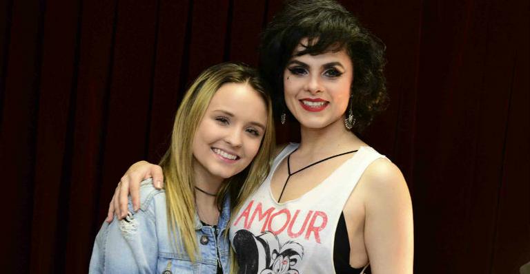 Larissa Manoela prestigia espetáculo de Renata Ricci