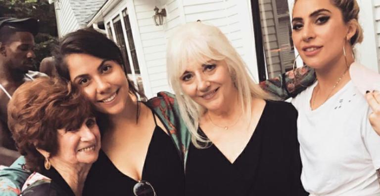 Avó de Lady Gaga dança no show da neta em Cleveland