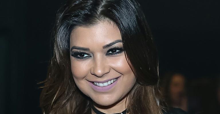 Lembra dela? Amanda Françozo rouba a cena com look transparente em show