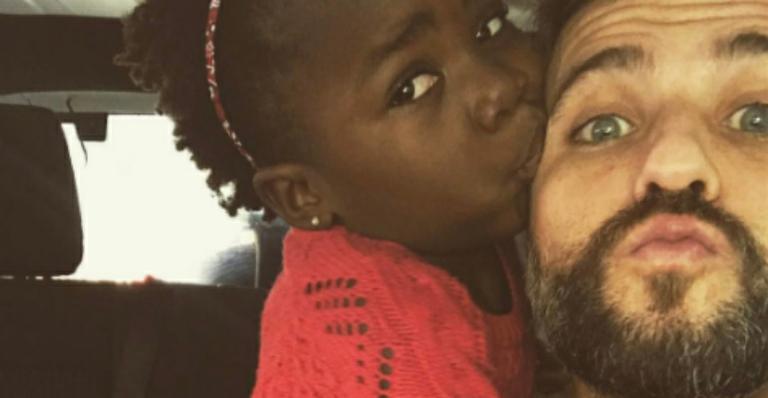 Bruno Gagliasso mostra momento de carinho com Titi: “Beijinho”