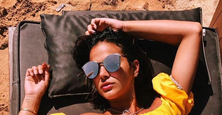 Na Grécia, Bruna Marquezine coloca o corpão para jogo em foto de biquíni