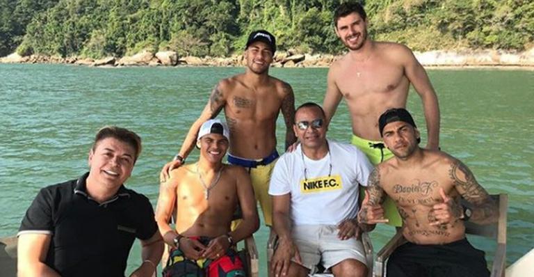 Internauta diz que David Brazil só vive na aba de famosos e ganha resposta atravessada