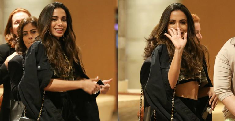 Anitta curte a noite no cinema com os amigos