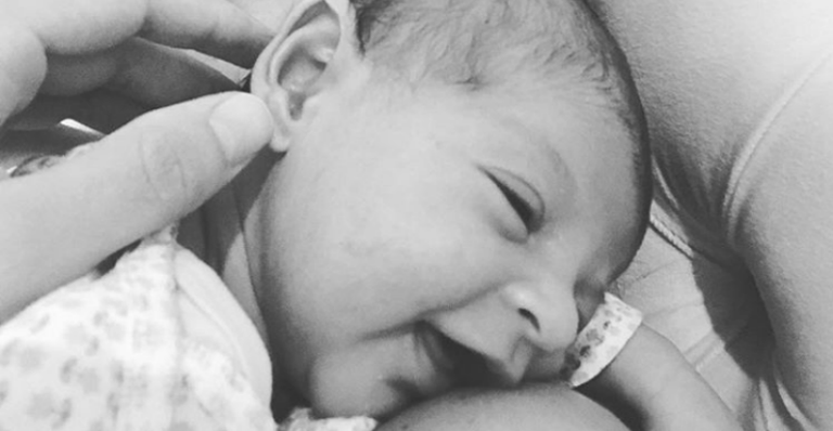 Carol Castro mostra a filha sorrindo e encanta os fãs