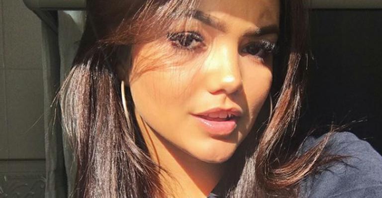 Suzanna Freitas, filha de Kelly Key, posa com biquíni estiloso na praia e ganha elogios