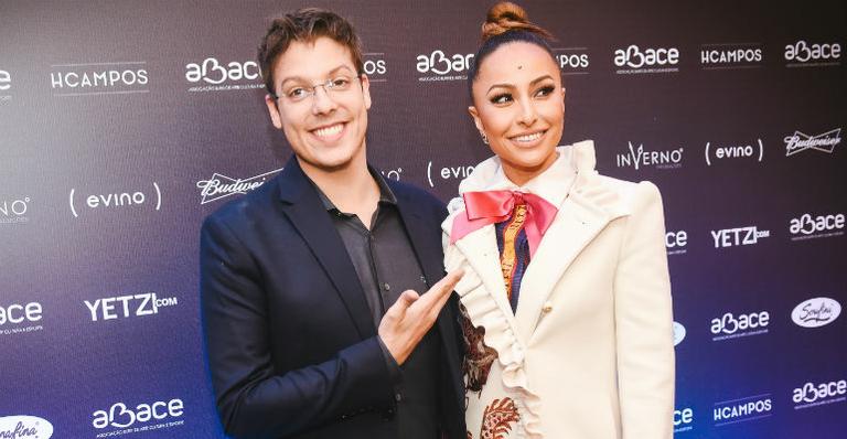 Fábio Porchat e Sabrina Sato se unem em ação do bem