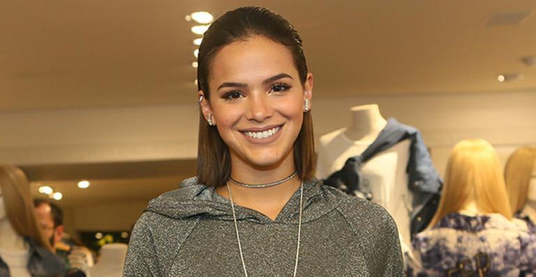 Bruna Marquezine beija Flora Diegues em protesto contra a ‘cura gay’