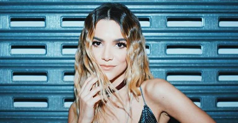 Manu Gavassi faz topless na Grécia e ganha elogio de Bruna Marquezine: “Musa”