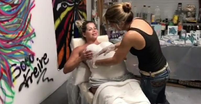 Karina Bacchi eterniza a gravidez com barriga de gesso