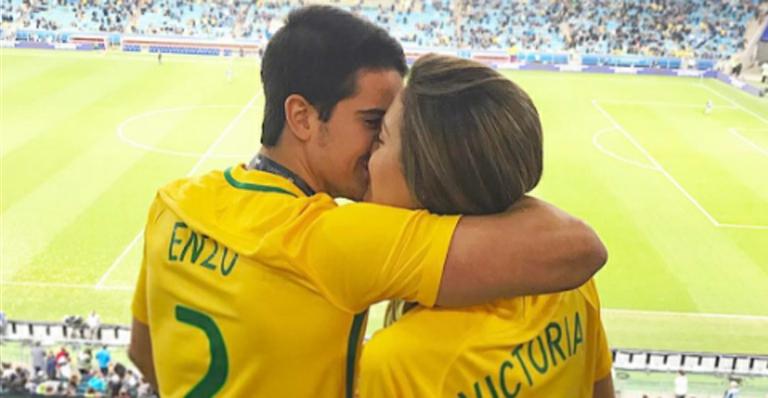 Enzo Celulari beija a namorada e brinca: “‘Victória’ no amor”