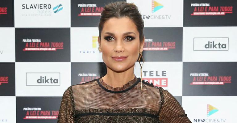 Flávia Alessandra ganha colo da mãe e relaxa em sofazão com as filhas Giulia e Olivia