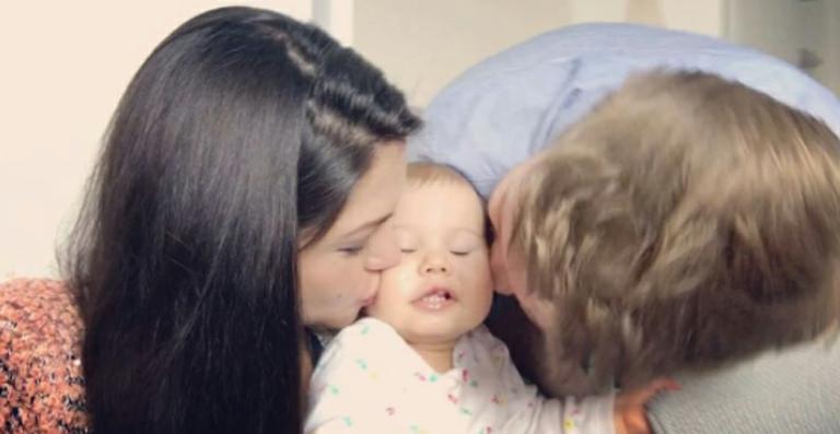 Thais Fersoza e Michel Teló ‘esmagam’ a filha em vídeo fofo