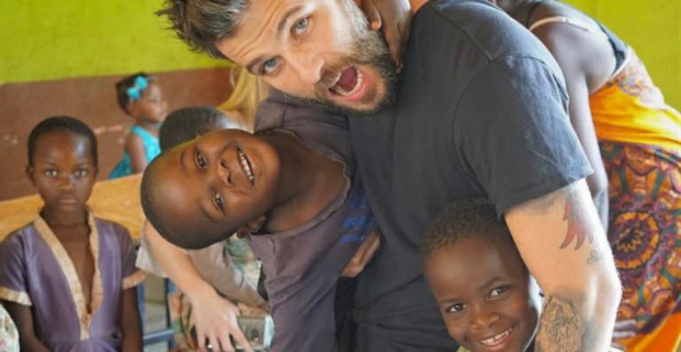 Bruno Gagliasso brinca com crianças na África: “Me sinto feliz”