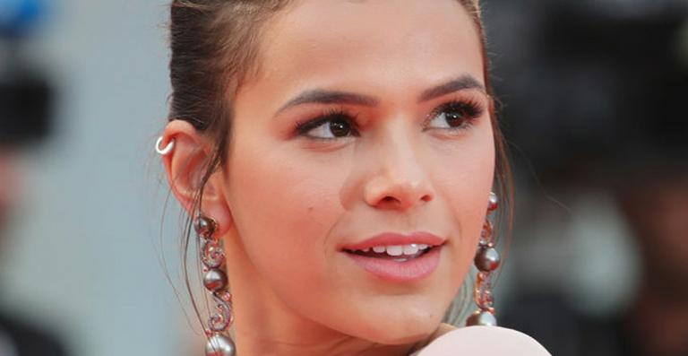 Com look arrasador, Bruna Marquezine rouba a cena no tapete vermelho do Festival de Veneza