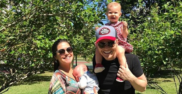 Thais Fersoza posa com a família reunida e brinca sobre sono ‘permanente’ de Teodoro