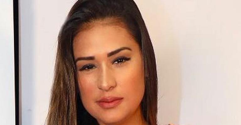 Tá podendo! Simone Mendes dispensa a cinta modeladora e deixa a barriguinha de fora em look
