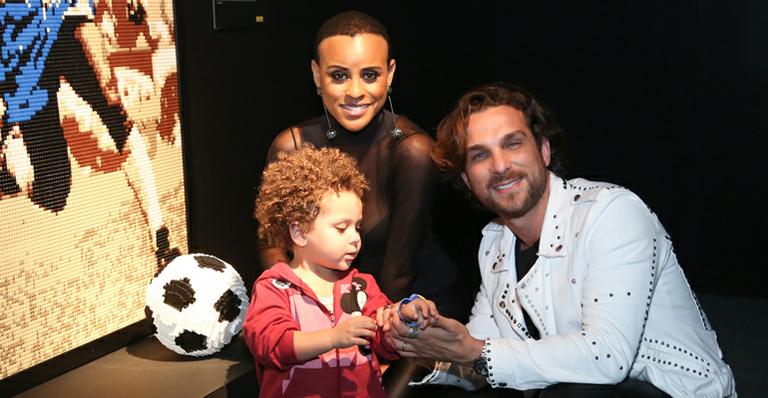 Aline Wirley mostra o filho tocando em bandinha formada por bebês