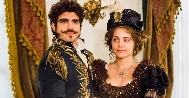 Caio Castro elogia a colega Leticia Colin
