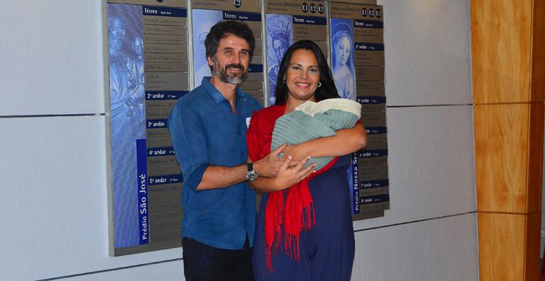 Eriberto Leão deixa a maternidade com o segundo filho