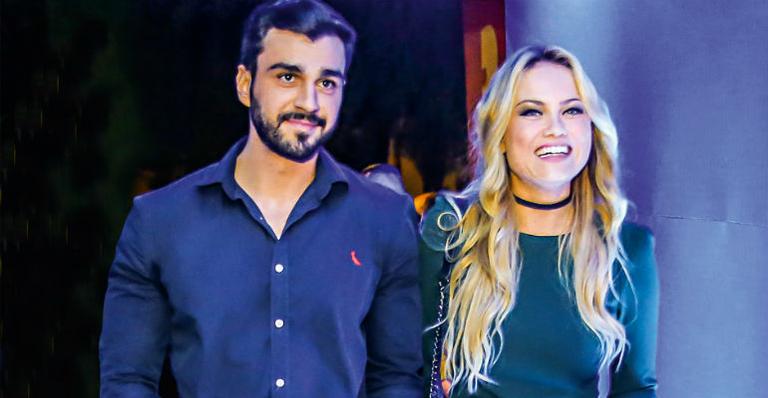 Ellen Rocche e Rogério Oliveira curtem show em SP