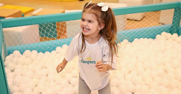 Fofura! Valentina se diverte em piscina de bolinhas