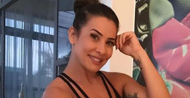 Aos 43 anos, Scheila Carvalho exibe cintura fininha e corpão malhado