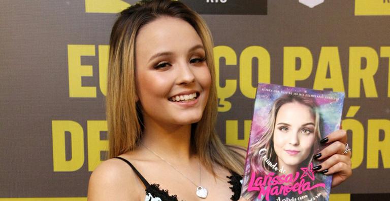 Larissa Manoela encanta os fãs na Bienal do Livro